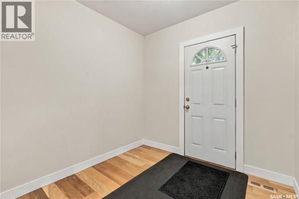 Living room - 3231 Robinson Street, Regina, SK S4S1V8 Photo 3