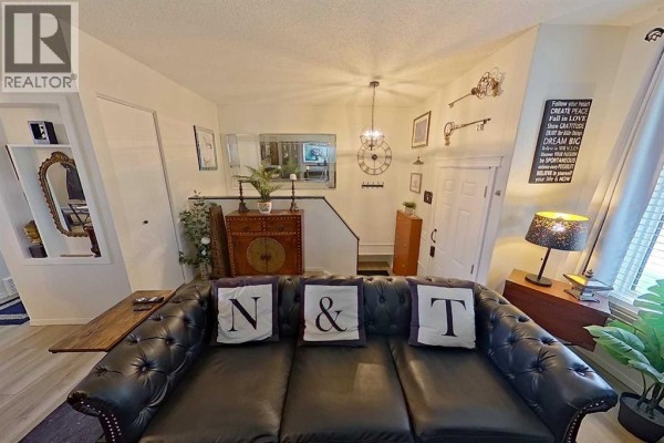 Living room - 3232 Doverville Crescent Se, Calgary, AB T2B1T9 Photo 5