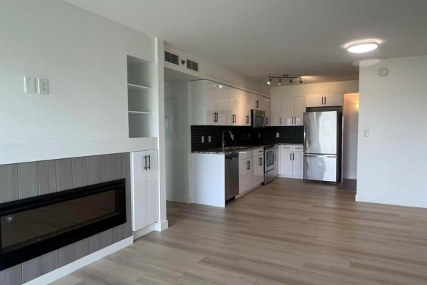 A bathroom with a vanity, toilet, and bathtub with a black and white patterned shower curtain. - 324 235 Bridgeland Drive, Winnipeg