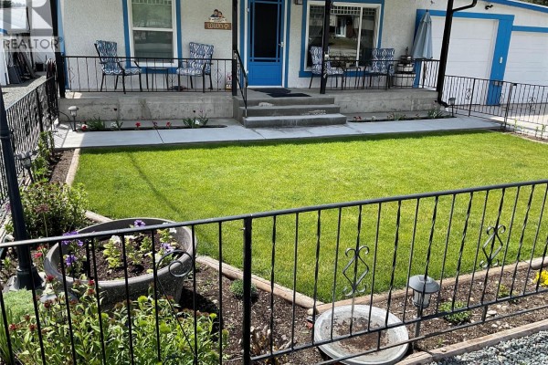 Kitchen - 324 Hartland Avenue, Midway, BC V0H1M0 Photo 4