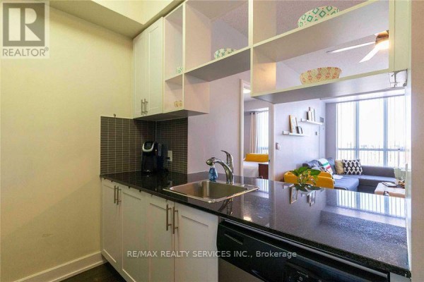 Kitchen - 325 - 2 Eva Road, Toronto, ON M9C2A8 Photo 3