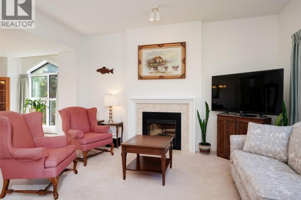 Kitchen - 325 3969 Shelbourne St, Saanich, BC V8N3E1 Photo 5