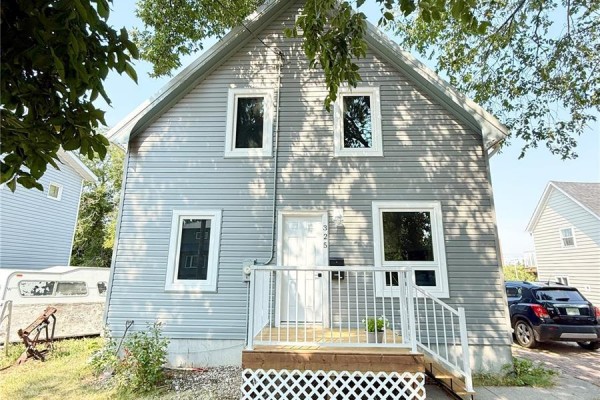 325 3rd Avenue S, Weyburn, SK, photo 2