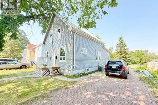 325 3rd Avenue S, Weyburn, SK, photo 3