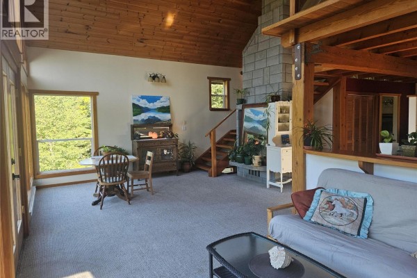 Family room - 325 East Wilson Creek  E Road, Rosebery, BC V0G1S1 Photo 4