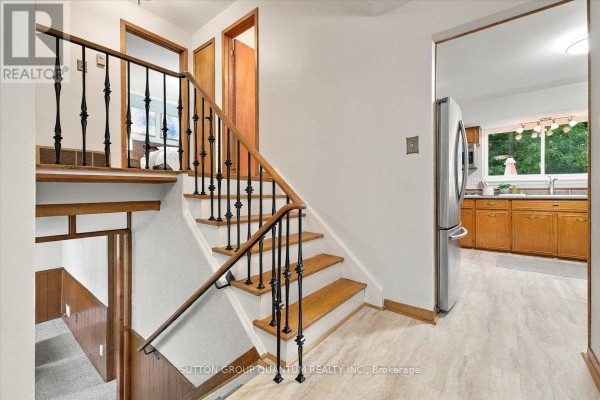 Kitchen - 325 Erindale Drive, Burlington, ON L7L4T3 Photo 4