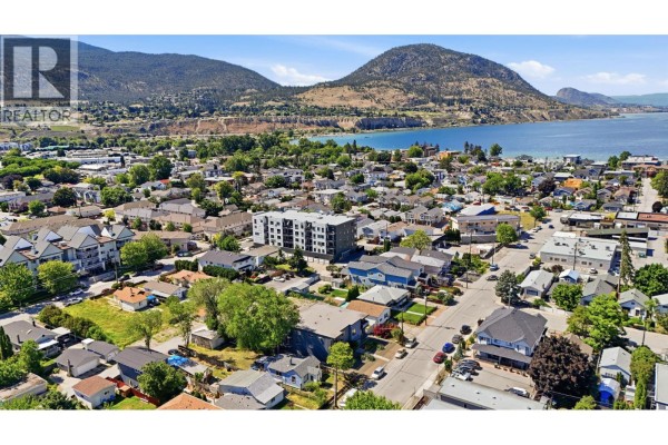 Living room - 325 Haynes Street, Penticton, BC V2A5S1 Photo 4