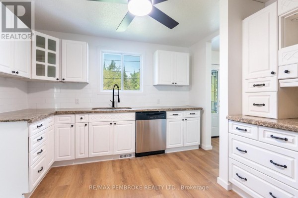 Laundry room - 32560 Highway 17 Highway, Laurentian Hills, ON K0J1P0 Photo 5