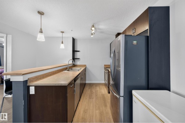 Kitchen - #326 1180 Hyndman Rd Nw, Edmonton, AB T5A0P8 Photo 3