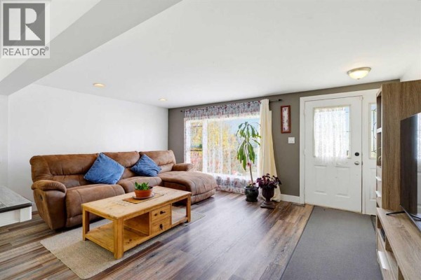 Hall - 326 1st Street  E, Cremona, AB T0M0R0 Photo 4