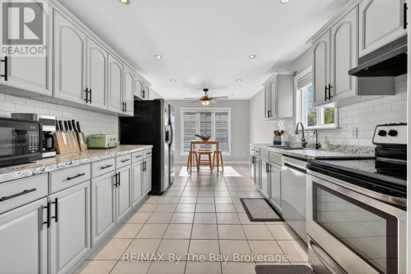 Primary Bedroom - 326 Golf Course Road, Wasaga Beach, ON L9Z1S5 Photo 4