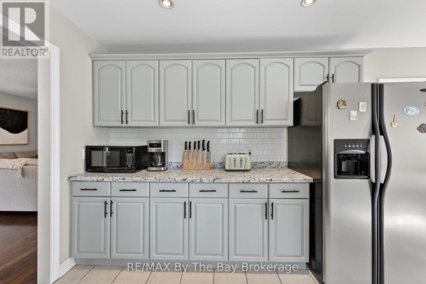 Bedroom 2 - 326 Golf Course Road, Wasaga Beach, ON L9Z1S5 Photo 5