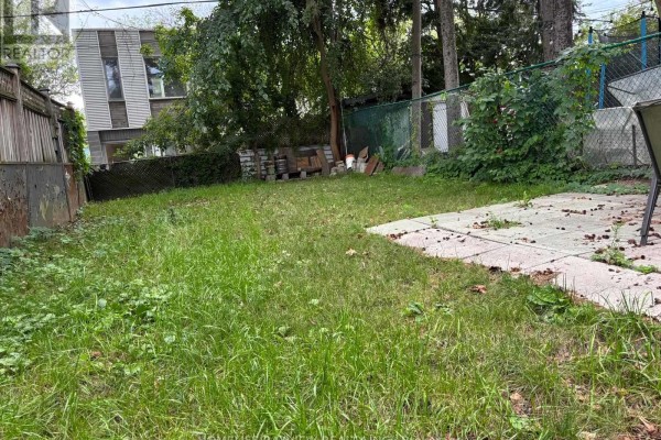 Primary Bedroom - 326 Rhodes Avenue E, Toronto, ON M4L3A3 Photo 3