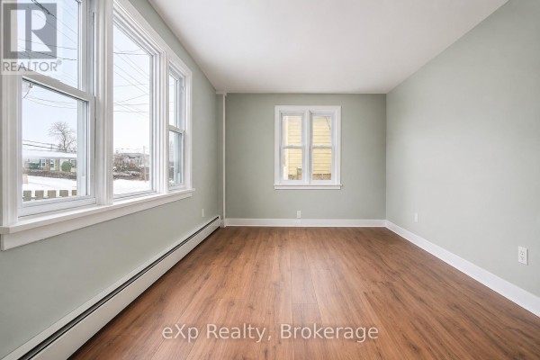 Living room - 326 Sidney Street, Quinte West, ON K8V2T9 Photo 5