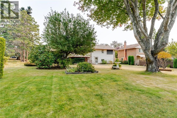 3278 Henderson Rd, Oak Bay, BC, photo 3