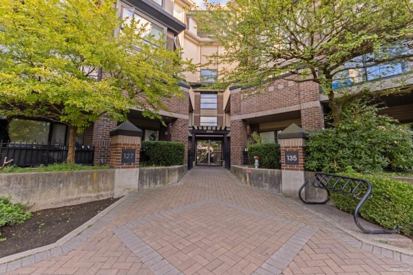 329 10838 City Parkway, Surrey, BC V3T5X9 Photo 3