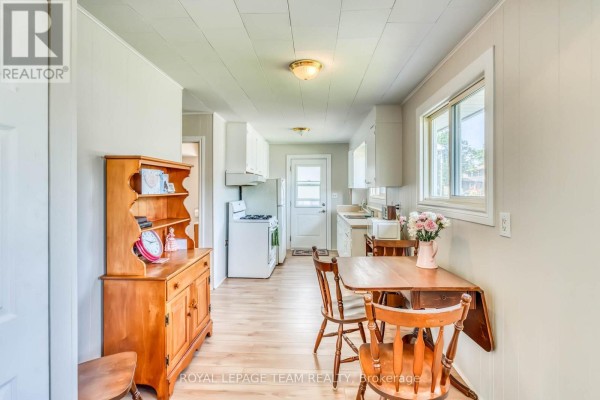 Living room - 329 Wylie Street, Mississippi Mills, ON K0A1A0 Photo 4