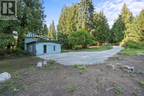 3290 Hazel Avenue, Coquitlam, BC V3E3H3 Photo 2