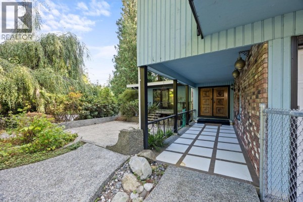 3290 Hazel Avenue, Coquitlam, BC V3E3H3 Photo 4