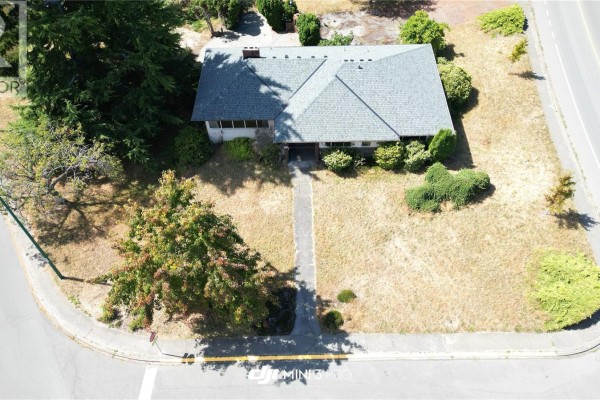 3294 Henderson Rd, Oak Bay, BC V8P5A6 Photo 4