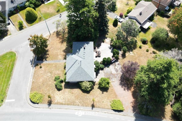 3294 Henderson Rd, Oak Bay, BC V8P5A6 Photo 5
