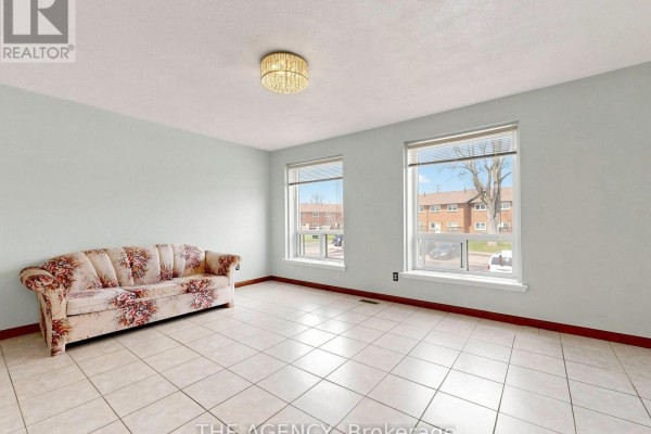 Kitchen - #33 - 1559 Albion Road, Toronto, ON M9V1B2 Photo 3