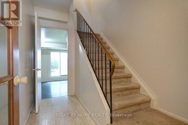 Living room - 33 - 23 Lightfoot Place, Ottawa, ON K2L3M6 Photo 5