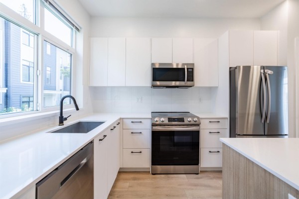 33 15235 Sitka Drive, Surrey, BC V3S0A9 Photo 3