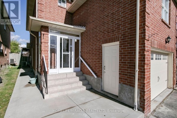 Bathroom - 33 Adam Street, Brampton, ON L6Z2S2 Photo 3