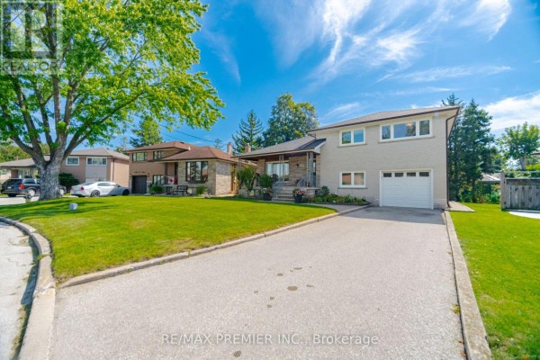 View of the house and neighboring properties from the driveway on a clear day. - 33 Belleglade Court, Toronto