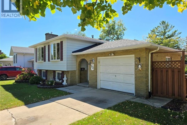 4pc Bathroom - 33 Bennie, Leamington, ON N8H4M2 Photo 2