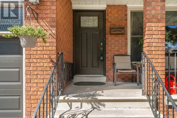 Laundry room - 33 Benson Avenue, Mississauga, ON L5H2P3 Photo 3