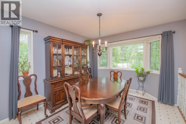 Living room - 33 Birch Road, Lumby, BC V0E2G5 Photo 5