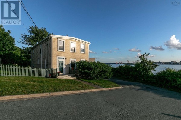 Family room - 33 Cuisack Street, Dartmouth, NS B2Y2L7 Photo 3