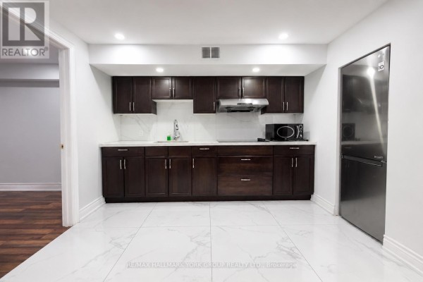 Kitchen - 33 Deerwood Crescent, Richmond Hill, ON L4E3V4 Photo 3