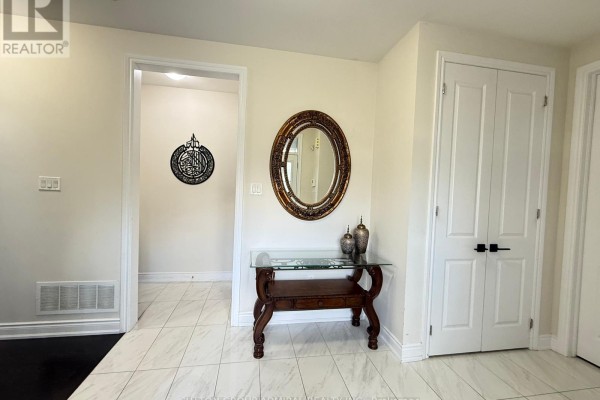 Family room - 33 Elysian Fields Circle, Brampton, ON L6Y6E8 Photo 2