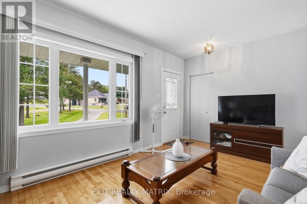 Bedroom 2 - 33 Frost Avenue, Hawkesbury, ON K6A2T4 Photo 5