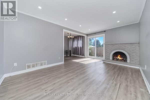 Kitchen - 33 Greenwich Circle, Brampton, ON L6S2E6 Photo 4
