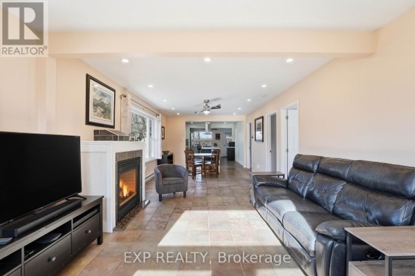 Living room - 33 Isle Vista Drive, Georgina, ON L0E1N0 Photo 3