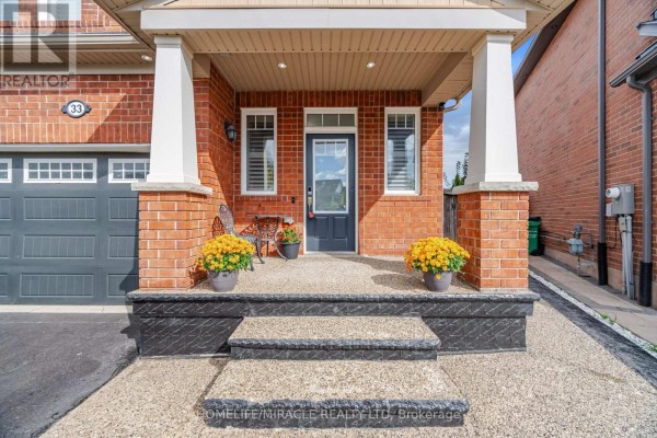 Living room - 33 Klemscott Road, Brampton, ON L7A0P5 Photo 5