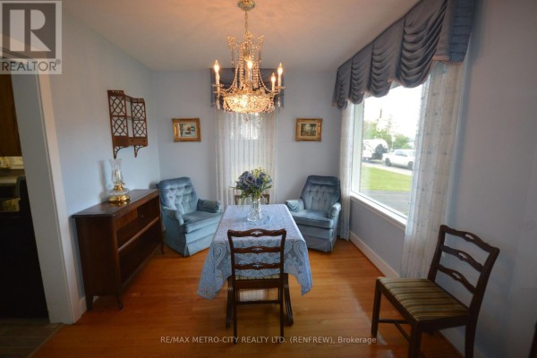 Living room - 33 Pembroke Street, Whitewater Region, ON K0J1K0 Photo 3