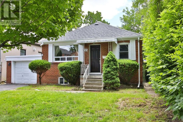 Dining room - 33 Regina Avenue, Toronto, ON M6A1R4 Photo 2