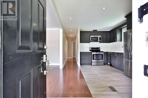 Kitchen - 33 Regina Avenue, Toronto, ON M6A1R4 Photo 3