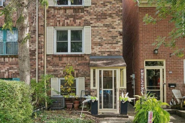 33 Sandstone Lane, Toronto, ON M4J4Z8 Photo 4