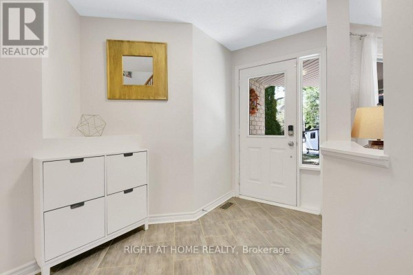 Mud room - 33 Spur Avenue, Ottawa, ON K2M2R9 Photo 2