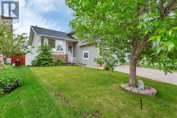 33 Walker Boulevard, Red Deer, AB, photo 2