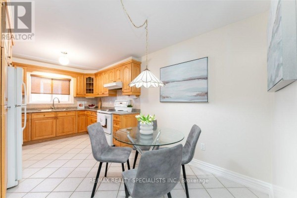330 Hickory Circle, Oakville, ON, photo 2
