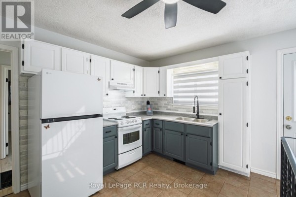 Kitchen - 330 Melvin Avenue, Hamilton, ON L8H2L1 Photo 3