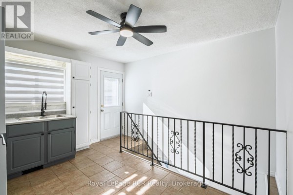 Living room - 330 Melvin Avenue, Hamilton, ON L8H2L1 Photo 4