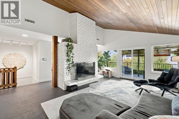 330 N Gamma Avenue, Burnaby, BC V5C1X9 Photo 3